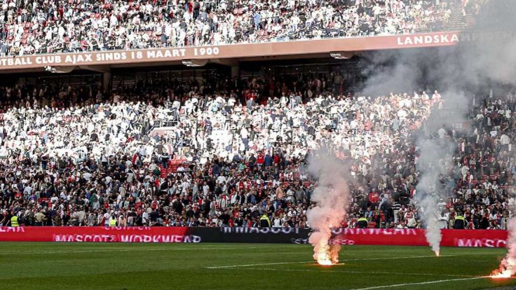 إلغاء مباراة أياكس وفينورد بسبب شغب الجماهير