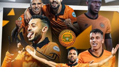 نهضة بركان والنادي الرياضي القسنطيني صعد فريق نهضة بركان المغربي للمباراة النهائية في بطولة كأس الاتحاد الأفريقي، رغم خسارته 0-1 أمام مضيفه النادي الرياضي القسنطيني الجزائري، يوم الأحد، في إياب الدور قبل النهائي للمسابقة القارية. استفاد نهضة بركان من فوزه 4-0 في مباراة الذهاب، التي أقيمت بملعبه الأحد الماضي، ليصعد للدور النهائي عقب فوزه 4 -1 في مجموع مباراتي الذهاب والعودة مع منافسه. وجاء هدف المباراة الوحيد عن طريق عبدالنور بلحوسيني، لكن الفريق الجزائري الذي تأهل للمربع الذهبي في المسابقة للمرة الأولى بتاريخه، لم يتمكن من تسجيل المزيد من الأهداف. وضرب نهضة بركان موعداً في الدور النهائي مع سيمبا التنزاني، الذي تأهل للدور ذاته عقب فوزه 1-0 في مجموع لقائي الذهاب والإياب مع ستيلينبوش الجنوب أفريقي. ويتطلع نهضة بركان للتتويج باللقب للمرة الثالثة في تاريخه، بعدما سبق أن فاز به عامي 2020 و2022، كما يسعى لتعويض خيبة الأمل التي لحقت به عقب خسارته نهائي النسخة الماضية للبطولة أمام الزمالك المصري، كما يأمل نهضة بركان في التتويج بلقبه الثاني هذا الموسم، بعدما أحرز لقب دوري المحترفين المغربي قبل نهايته بعدة أسابيع.